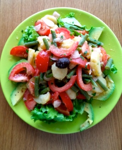 Salade esprit niçois (batavia,tomate, avocat, pommes de terre, haricots vert,olives de Nyons, vinaigrette aux échalotes et fines herbes)